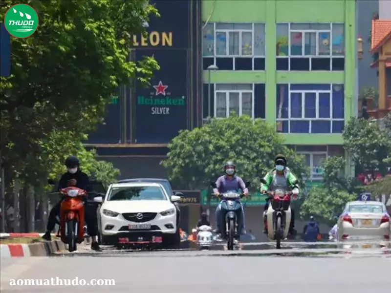Hình ảnh mặt đường phố Hà Nội nắng nóng trên 40 độ C
