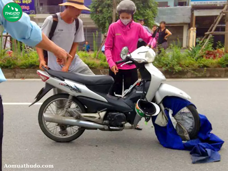 Phụ nữ bị áo mưa quấn vào bánh xe do sử dụng áo mưa không đúng cách